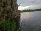 Скалы на озере