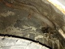 Вид из под арки заднего колеса на горловину бензобака